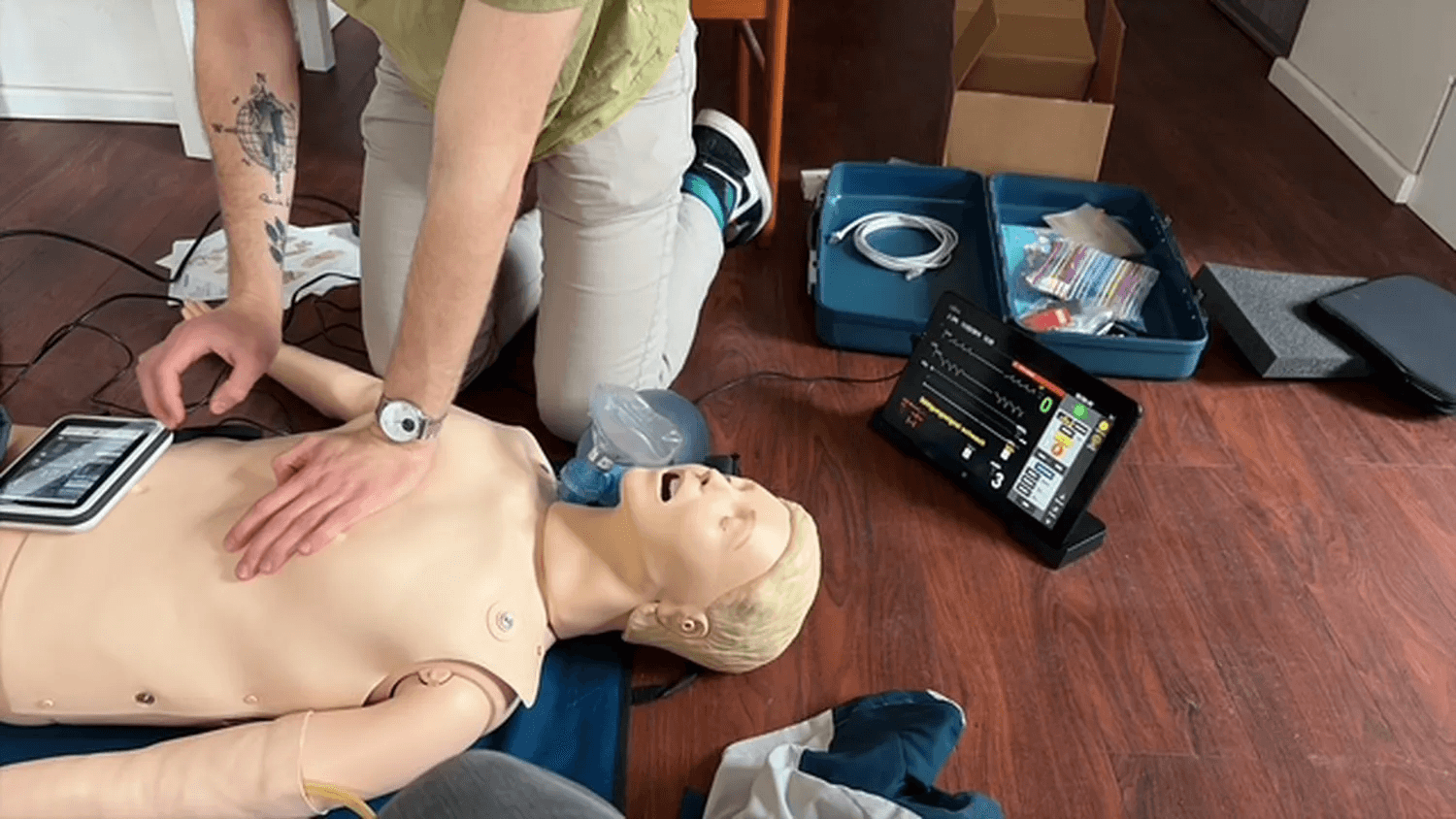 Reanimationstraining mit Tablet als Feedback-Monitor neben dem Übungsphantom