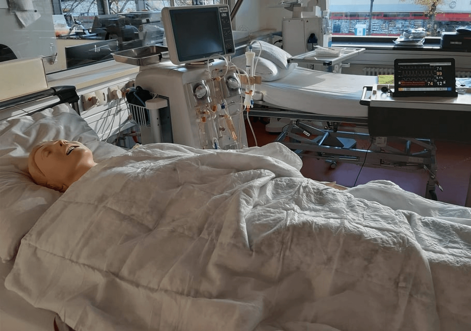 Simulationstraining an einem Dialyseplatz mit Patientenbett und Dialysegerät
